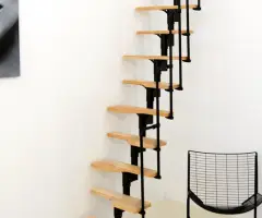 Scara interioara Velora - otel + fag, amprenta minima