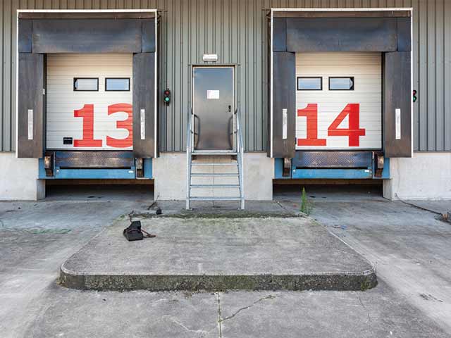 Uși industriale – eficiență și siguranță pentru spații profesionale