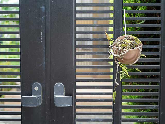 Șipcă metalică și garduri metalice: protecție și eleganță pentru proprietatea ta