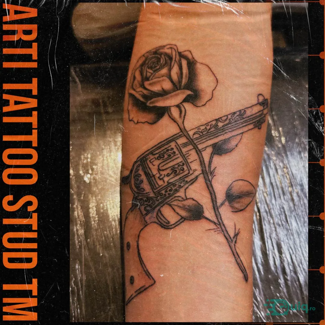 Tatuaj blackwork, Timișoara — negru plin, contrast puternic — fotografia 3