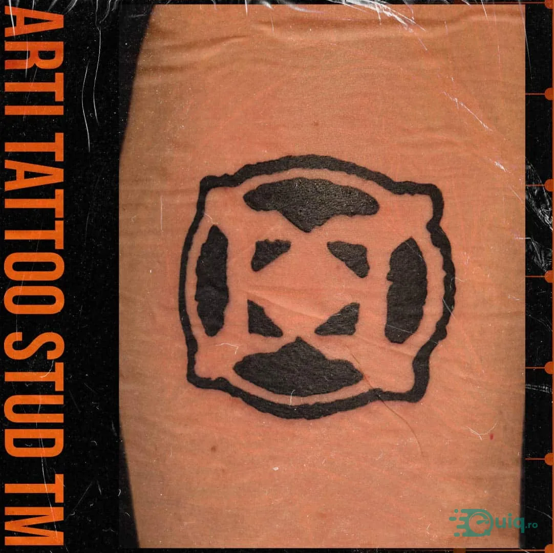 Tatuaj blackwork, Timișoara — negru plin, contrast puternic — fotografia 4