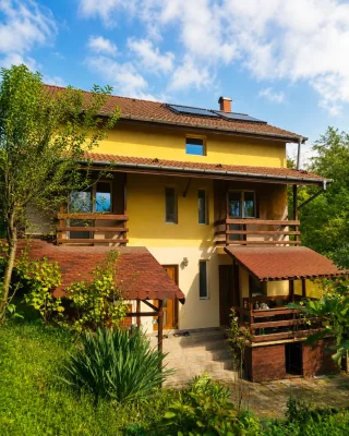 Vilă in Vladesti S+P+1E+M cu 5 dormitoare și 5 băi