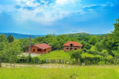 Cabana nouă 2025 + Casă bătrânească pe 2.305 mp teren în Ciofrângeni…